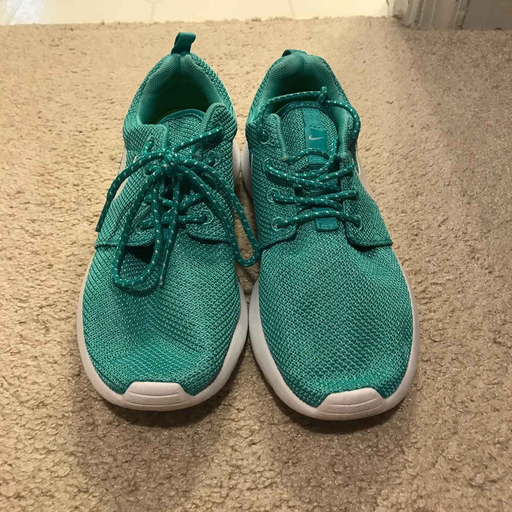 Women’s Nikes size 8